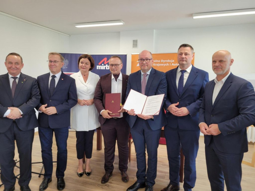 II wicewojewoda wielkopolski Jarosław Maciejewski uczestniczył w uroczystym podpisaniu umowy na zaprojektowanie i budowę drugiej jezdni obwodnicy Wyrzyska, stanowiącej część drogi ekspresowej S10. 