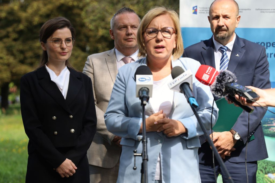 konferencja dot. podpisania umowy na utworzenie infrastruktury edukacji przyrodniczej w Parku Miejskim im. J. Słowackiego w Kole