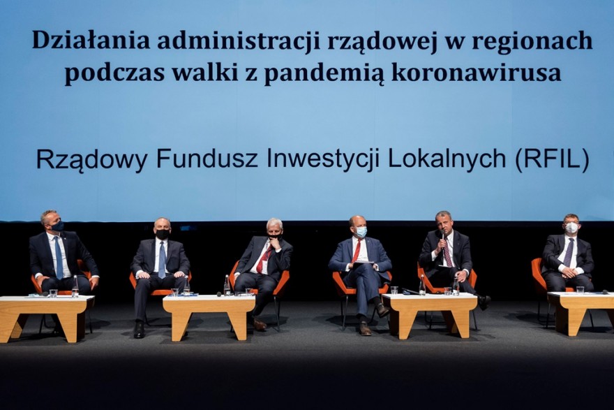 Wojewoda wielkopolski przemawia podczas kongresu "Welconomy Forum in Toruń"