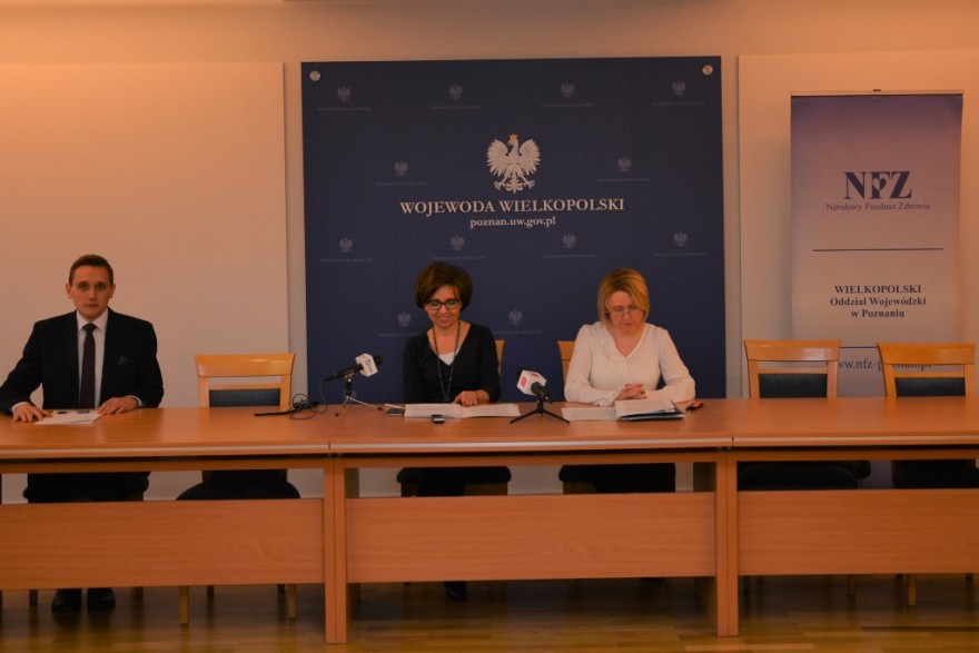 Wicewojewoda i dyrektor wielkopolskiego NFZ podczas konferencji. 