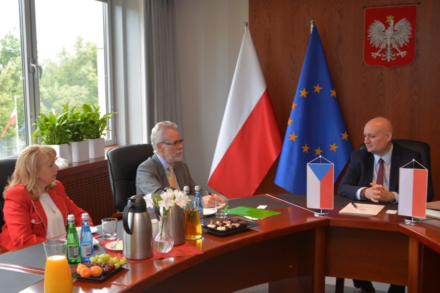 Wojewoda rozmawia z ambasadorem Czech. 