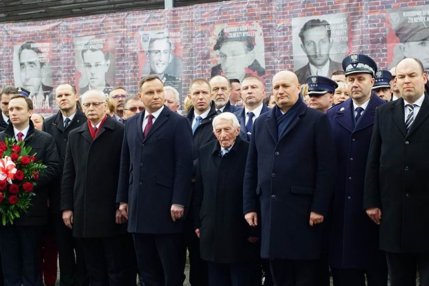Prezydent Andrzej Duda z uczestnikami uroczystości.