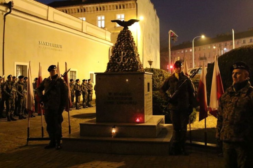 Żołnierze przed pomnikiem Armii Krajowej