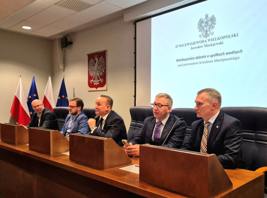 wicewojewoda z zaproszonym gośćmi podczas konferencji