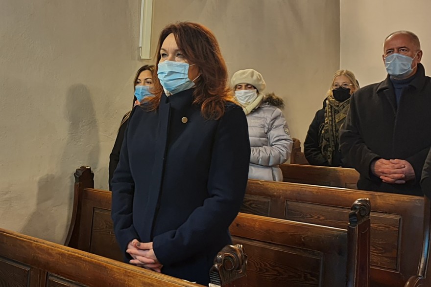Wicewojewoda Niestrawska stoi w ławie kościelnej podczas mszy
