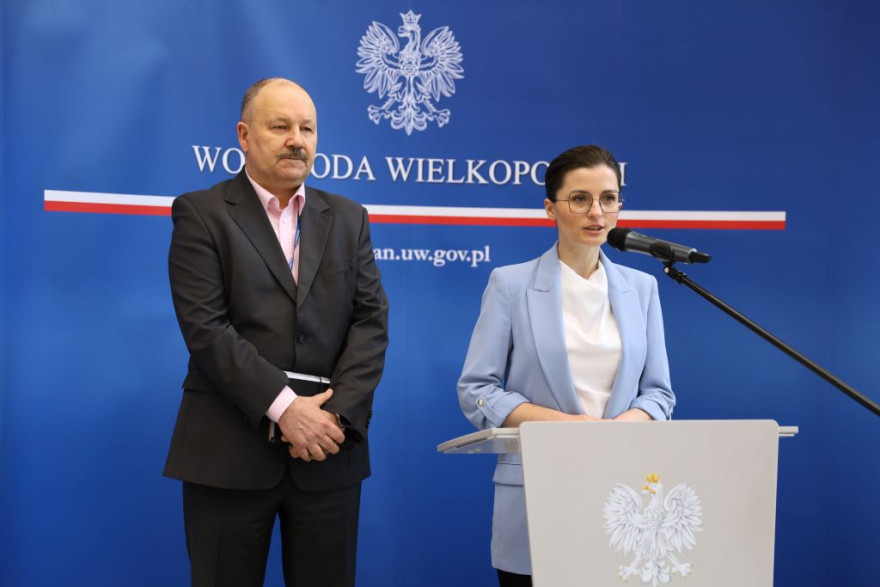 Briefing prasowy dot. startu szkoleń z zakresu ochrony ludności i obrony cywilnnej, w którym udział wzięli Wojewoda Wielkopolska Agata Sobczyk oraz Dyrektor Wydziału Bezpieczeństwa i Zarządzania Kryzysowego Wielkopolskiego Urzędu Wojewódzkiego w Poznaniu Dariusz Dymek.
