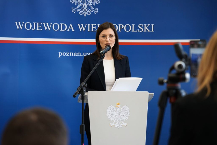 wojewoda przemawia podczas briefingu