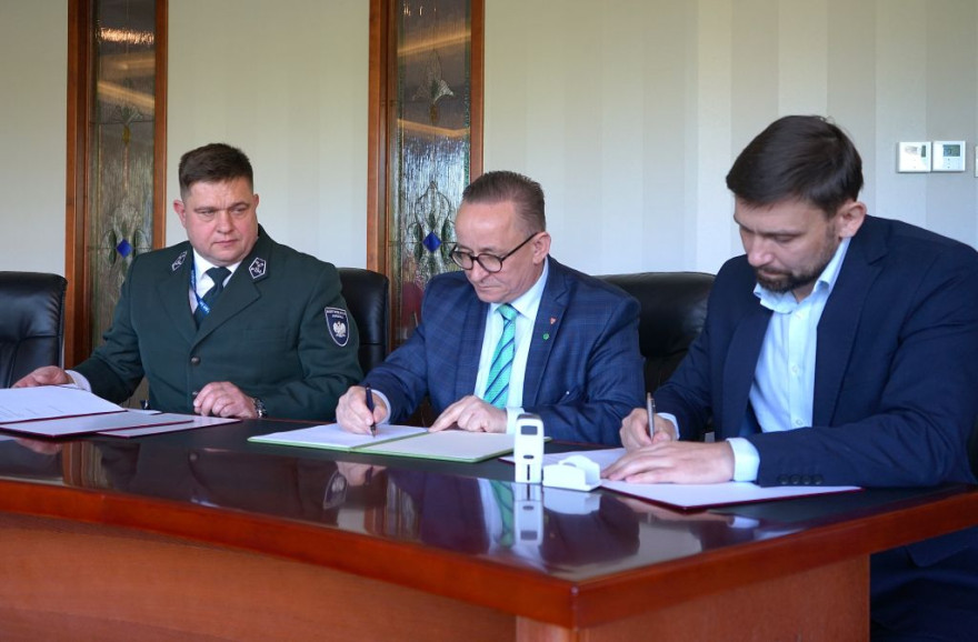 Podpisanie porozumienia o współpracy pomiędzy Strażą Łowiecką Wielkopolskiego Urzędu Wojewódzkiego w Poznaniu, którą reprezentował II Wicewojewoda Wielkopolski Jarosław Maciejewski a Regionalną Dyrekcją Ochrony Środowiska, w imieniu której porozumienie podpisał Regionalny Konserwator Przyrody Jacek Przygodzki.