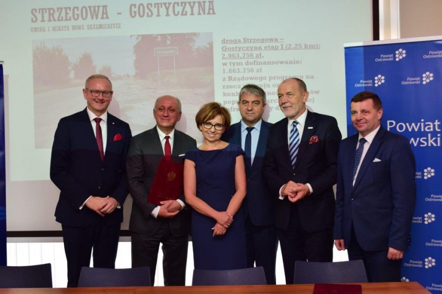 Wicewojewoda, starosta ostrowski i pozostali samorządowcy pozują do zdjęcia.