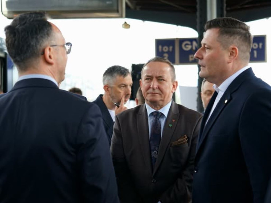 W Gnieźnie z okazji 1000-lecia koronacji Bolesława Chrobrego zaprezentowano nową lokomotywę Intercity.