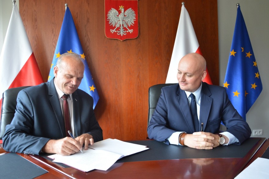 Starosta złotowski podpisuje umowę na dofinansowanie inwestycji.