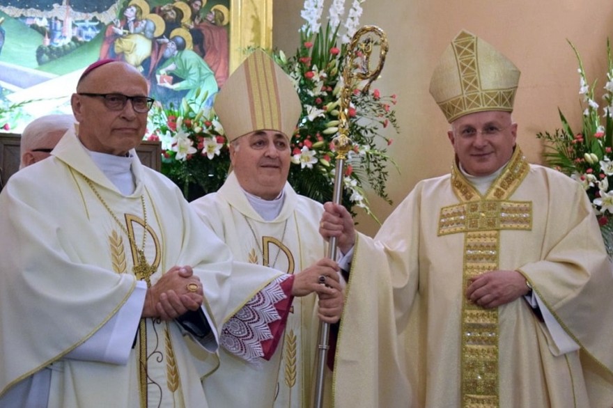 Biskupi w towarzystwie nuncjusza apostolskiego w Polsce