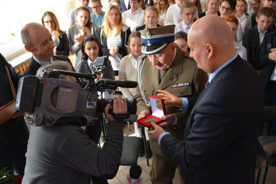 Wojewoda wręcza majorowi Bystrzyckiemu pamiątkowy medal Witolda Celichowskiego.