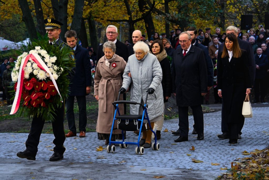 Złożenie kwiatów pod Pomnikiem Wypędzonych Wielkopolan w czasie II wojny światowej.