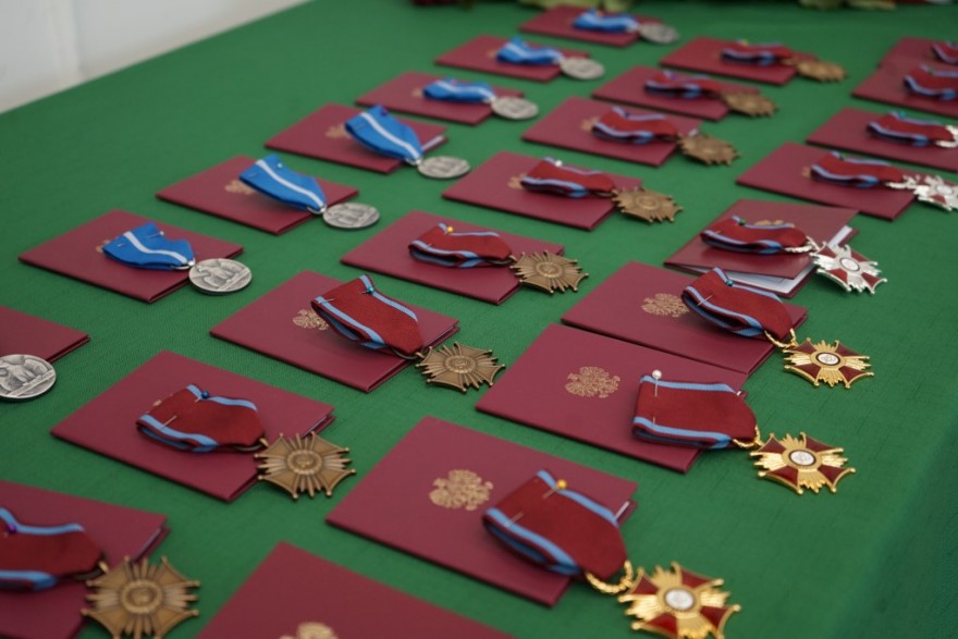 Medale państwowe wręczane w czasie uroczystości.
