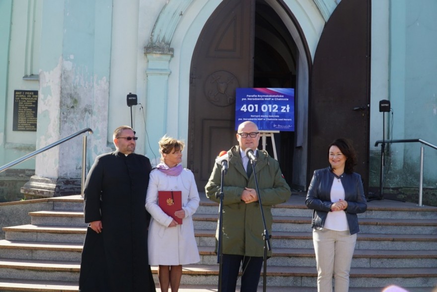 Konferencja prasowa przed kościołem w Chełmnie 