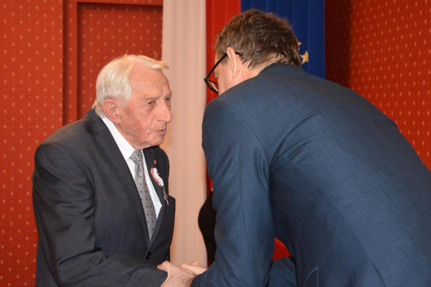 Jarosław Szarek gratuluje odznaczonemu Zenonowi Wechmannowi.