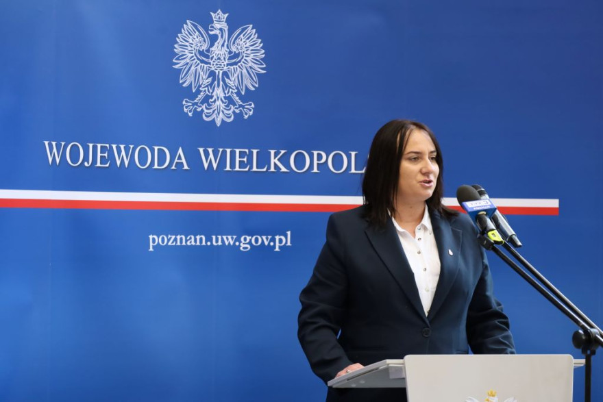 wicewojewoda przemawia na briefingu
