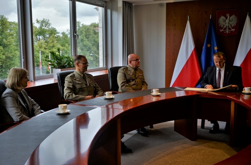 Wojewoda w trakcie spotkania z szefostwem CWCR w Poznaniu.