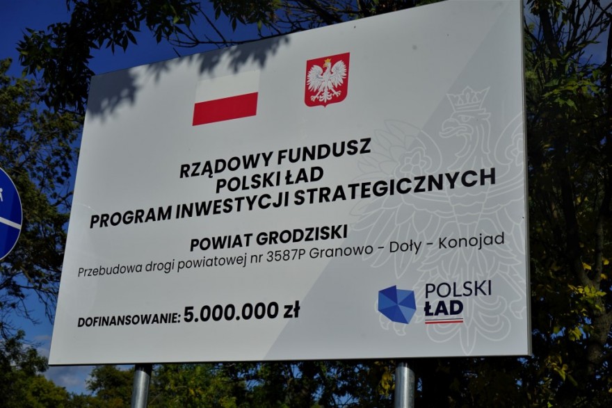 Przykładowa tablica informująca o dotacji z funduszu Polski Ład.