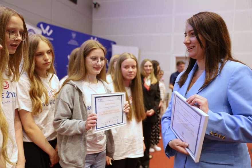 wicewojewoda wręcza czeki zwycięzcom