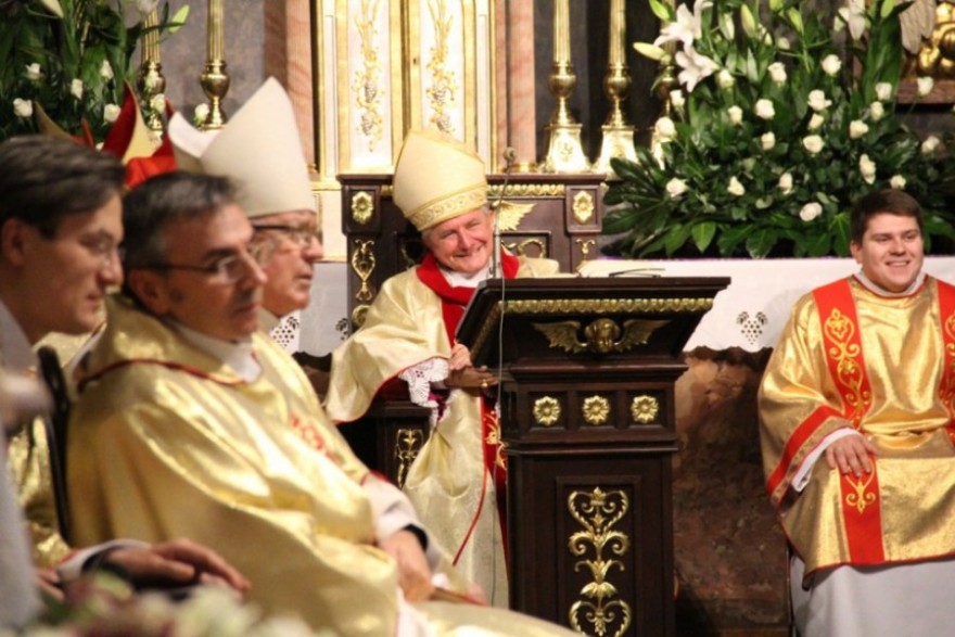 Biskup kaliski Edward Janiak podczas mszy. 