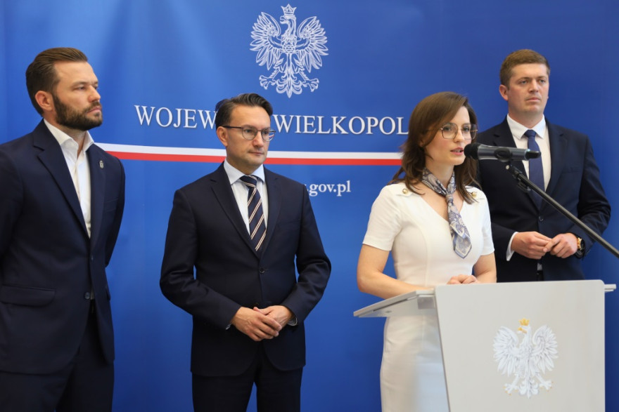 wojewoda przemawia na briefingu