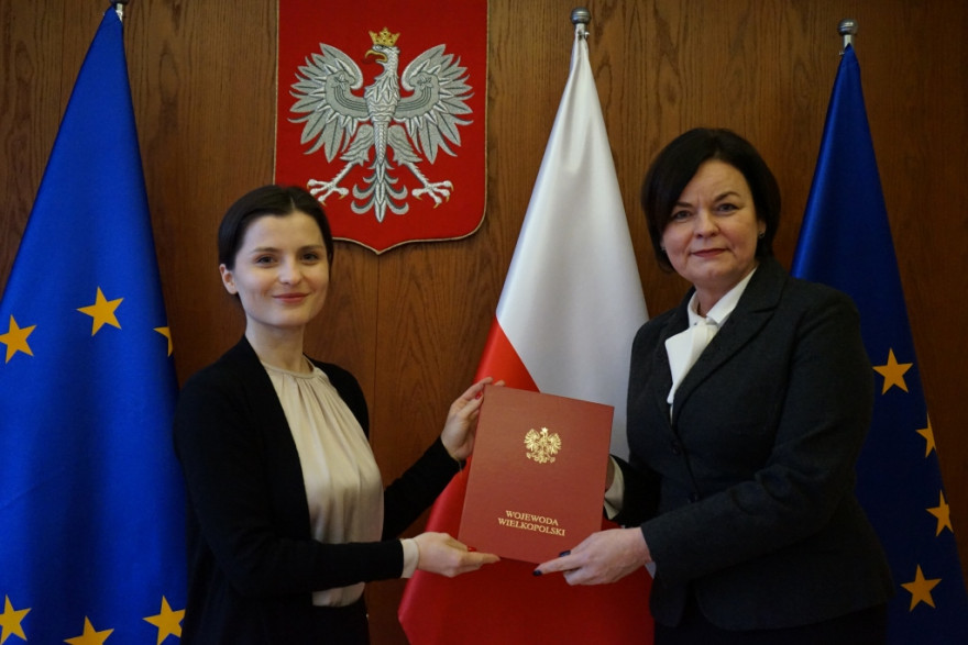 Wspólne zdjęcie wojewody wielkopolskiej z Beatą Dudzińską podczas wręczenia nadania pełnienia obowiązków funkcji Prezydenta Piły