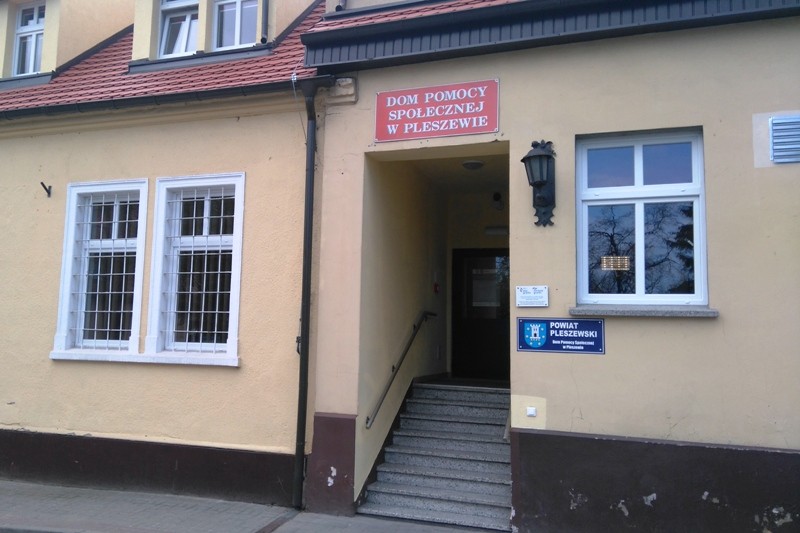 Wejście do budynku DPS w Pleszewie.