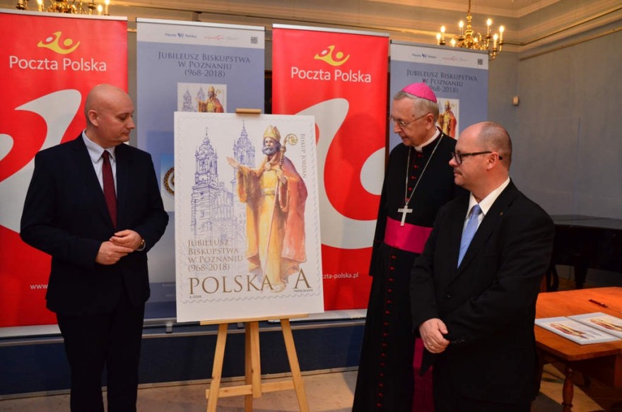 wojewoda, arcybiskup i prezes Poczty Polskiej odsłaniają tablicę ze znaczkiem pocztowym