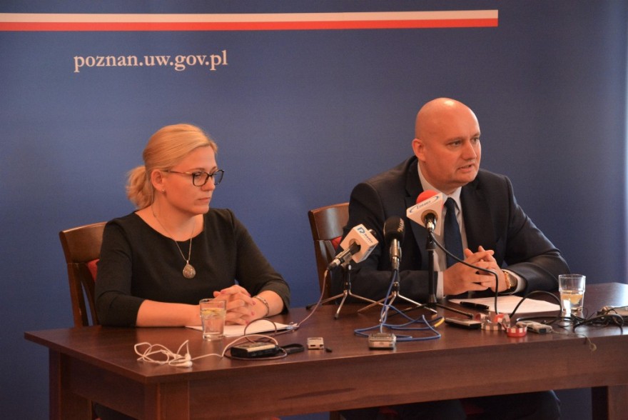 Wojewoda i zastępca WINB siedzą za strołem konferencyjnym