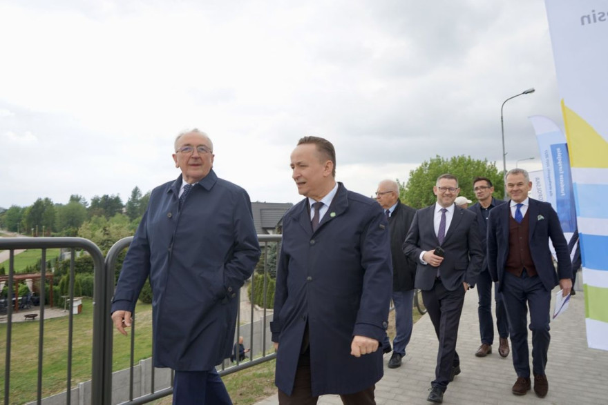 wojewoda spaceruje po moście