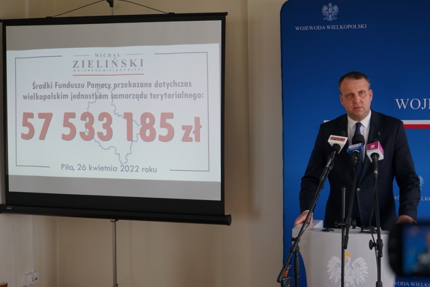Wojewoda wielkopolski Michał Zieliński podczas konferencji prasowej w Pile
