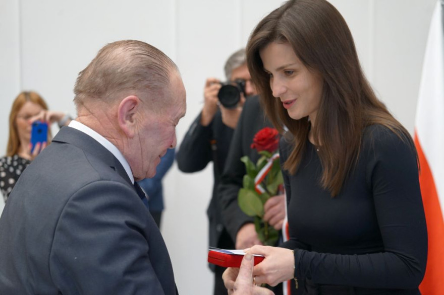 Wojewoda Agata Sobczyk wręcza medal Pro Patria 