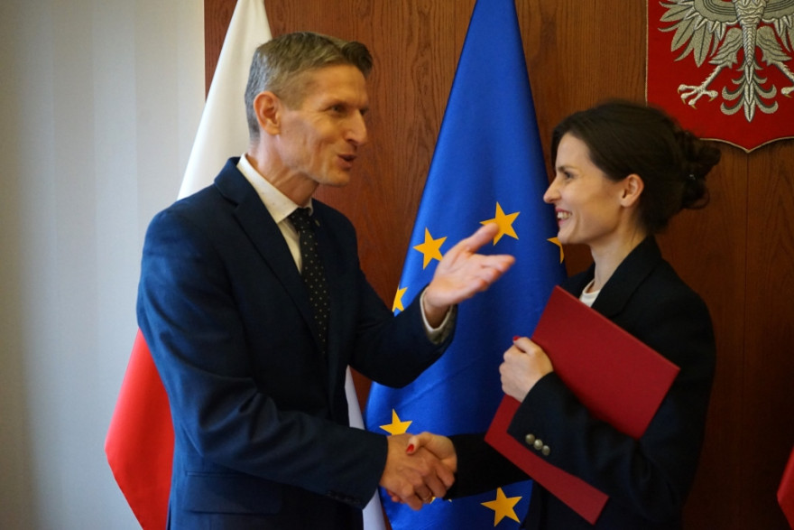 Wręczenie nadania Jackowi Szczapie funcji pełnienia burmistrza Słupcy przez wojewodę wielkopolską Agatę Sobczyk