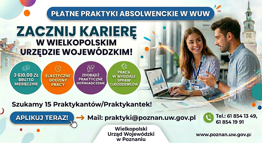 Dwoje młodych ludzi przed komputerem na tle Ratusza w Poznaiu